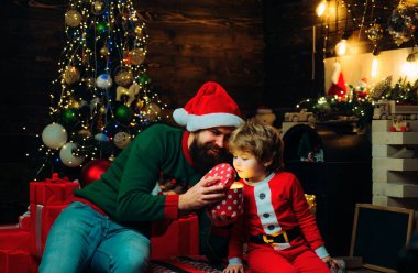 Noel kutlaması tatili. Noel ağacının yanında şirin bir çocuk ve baba. Mutlu Noeller ve mutlu tatiller. Yeni yıl konsepti. Mutlu yıllar.