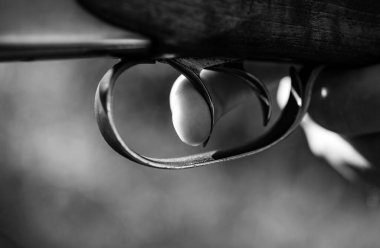 Hunter avı av tüfeği silahla. Bazı geyikler lekelenme tüfek ile kaçak avcı. Tüfek tetiği çekti. Büyük oyun. Metin için yer kopyalayın