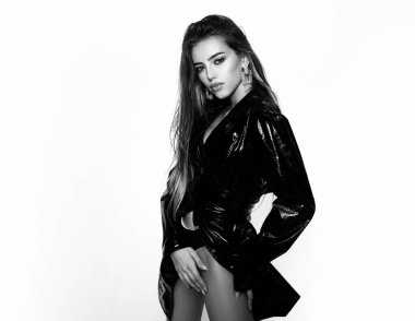 Uzun saçlı, baştan çıkarıcı, güzel bir kız. Seksi, ince kadın vücudu. Siyah lateks elbise giymiş şehvetli bir kız.