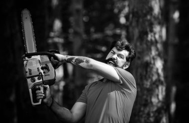 Yasadışı kütükleme bugün de devam ediyor. Oduncu oduncu. Ormanda çalışan oduncu mu? Ormanların tahrip edilmesi doğal ekosistemlerin bozulması ve istikrarsızlaşmasının başlıca nedenlerinden biridir.