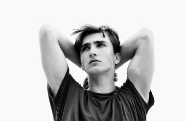 Stüdyo fotoğrafında genç adam yukarı bakıyor. Kendine güveni olan yakışıklı adam.