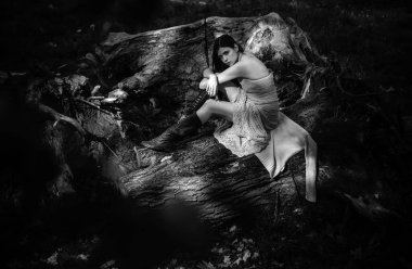 Genç, güzel bir kız. Doğada izole edilmiş. Modaya uygun gençlik tarzı. Kadın modası. Mesaj için yer. Uzayı kopyala Ormanda ya da parkta güzel bir kızın klasik fotoğrafı.