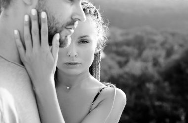 Güzel çift öpüşmek için yaklaşıyor. Erkekleri koklayan kadın boynu kokar. Seksi Aroma. Aşıkları öpüyor
