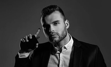 Mükemmel sakal. Erkek parfümü. Erkekler için saç kesimi. Şık ve saç stili. Çekici sakallı, yakışıklı bir adam. Moda ve erkek moda konsepti. Erkekler için saç stili ve parfüm. Parfümlü sakallı adamlar.