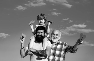 Erkek nesli. Nesiller boyu insanlar ve büyüme aşamaları. Baba ve oğul dışarıda eğleniyor. Baba oğul büyükbabayla mutlu bir aile.