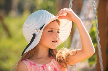 Parktaki yaz çocukları kızı, sevimli çocuk yüzü. Yazın küçük tatlı bir kızın portresi.