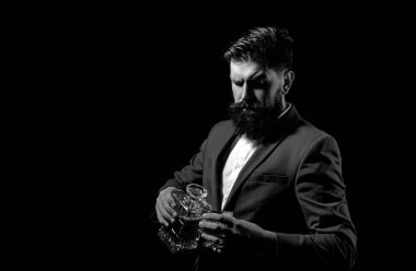 Alkol içeceği. Viski, konyak ya da konyak içmek. Barmen deri önlüğü bardakta viski kokteyli tutuyor.