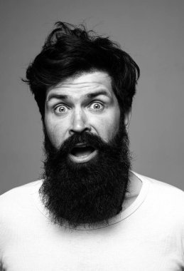 Sakallı şık iş adamı şaşırdı. Şaşırmış bir adam. Şaşırmış bir surat. Duygular insanlar konsepti