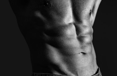 Kaslı, kaslı, kaslı, kaslı, kaslı, kaslı, göğüs kaslı, siyah beyaz stüdyo. Erkek karın kası. Fitness karın kası. Adam altılı paket