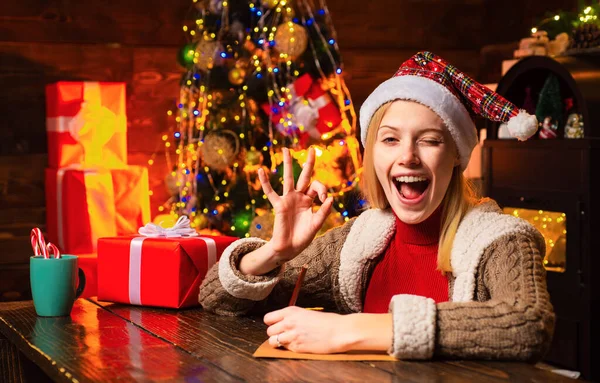 Glad Kvinna Redo För Julafton Nyårskänsla Attraktiv Kvinna Ett Julrum — Stockfoto