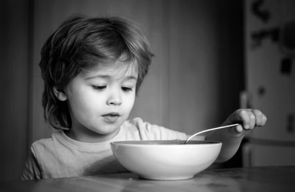 Χαμογελαστά Χαρούμενα Αξιολάτρευτο Μωρό Τρώγοντας Φρούτα Στην Κουζίνα Παιδί Στην — Φωτογραφία Αρχείου
