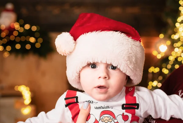 Bonito Rosto Bebê Chapéu Papai Noel Perto Árvore Natal Feliz — Fotografia de Stock