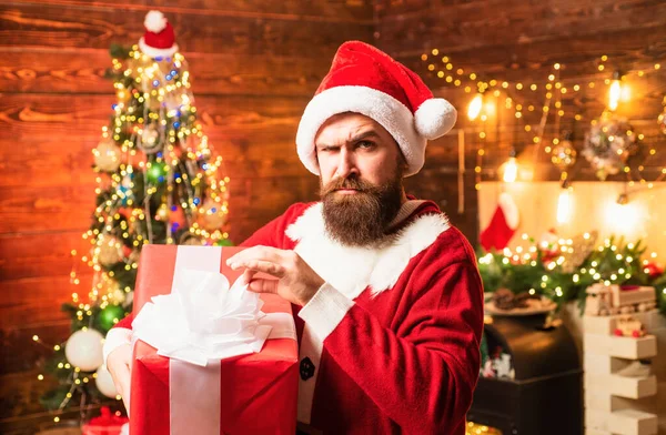 Hipster Red Santa Hat Holding Present Styling Santa Hipster Long — Stock Photo, Image