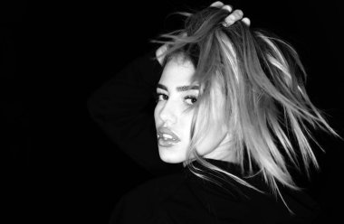 Kadın yüzü. Sokak modası. Siyahta Güzel Kadın