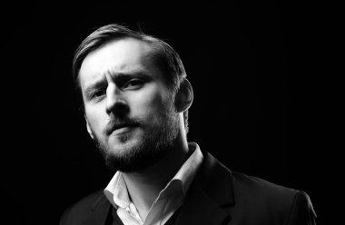 Yakışıklı, kendine güvenen, takım elbiseli, gülümseyen genç adam, yaklaş.