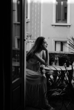 Neşeli kız sabahları kahve içiyor. Güzel genç bir kadın balkonda sabahın tazeliğinin tadını çıkarıyor. Uzayı kopyala Seksi kızmış. Çayı olan kadın. Tatil ve tatil