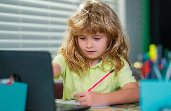 Uczeń Odrabia Lekcje Pisze Czyta Domu Skoncentrowane Pisanie Dzieci Notatniku — Zdjęcie stockowe