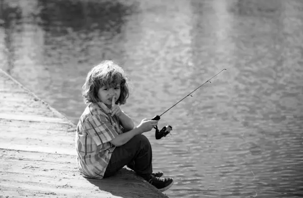 Allvarligt Liten Pojke Barn Fiskar Floden Med Ett Fiskespö — Stockfoto