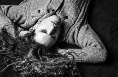 Genç adam gergin bir yüz. Ciddiyetin yakın portresi. Ciddi bir adam. Genç, yakışıklı bir esmer. Siyah arkaplanda izole edilmiş ve kameraya bakıyor.