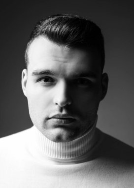 Berber dükkanı konsepti. Yakışıklı adammış. Erkeklik ve güzellik. İyi giyimli bir adam şık bir görünüme sahip. Saç stili berber. Saç cilası stili. Hippi saç stili. Parlak saç stiliyle yüzünü kapatan adam..