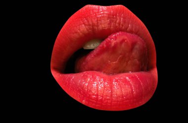 Dilini yalayan dudaklarını kırmızı rujla yalayan izole bir kadın ağzı. Dudaklarını yala, siyah üzerine izole edilmiş. Dilini ağzına sok, yakın plan.