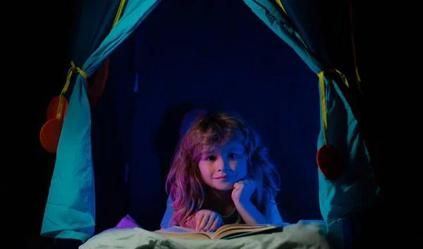 Çocuk Çadırında Kitap Okuyan Çocuk Ciddi Çocuk Kitap Okuyor Ciddi — Stok fotoğraf