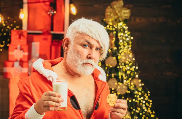 Noel Zamanı Noel Baba Noel Arifesinde Kendisine Bırakılan Kurabiye Sütü — Stok fotoğraf