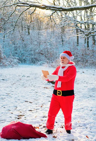 Funny Santa Leer Lista Deseos Nochebuena Fuera — Foto de Stock