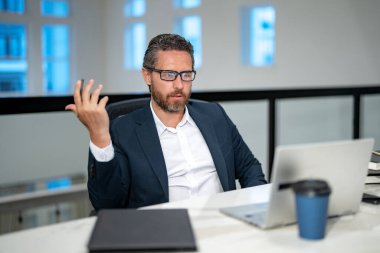 İş yerleri. Ofiste dizüstü bilgisayarla çalışan bir iş adamı. İşadamı yönetici dizüstü bilgisayar kullanıyor. Ofis işyerinde milenyum müdürü. Ofis çalışanları, iş adamları.