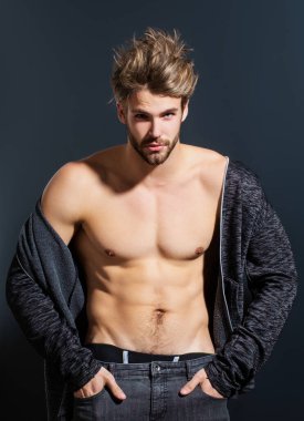 Seksi vücut, çıplak gövde. Güçlü bir adam, baştan çıkarıcı bir eşcinsel. Kaslı, üstsüz, çekici bir adam. Üstsüz model. Stüdyoda çıplak eşcinsel pozu. Çıplak vücut. Adam seksi görünüyor. Atletik kaslar