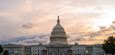 Washington DC kongresi. Meclis binası. Washington D.C. Capitol Hill sokak fotoğrafçılığında gün batımına sahip Kongre Binası