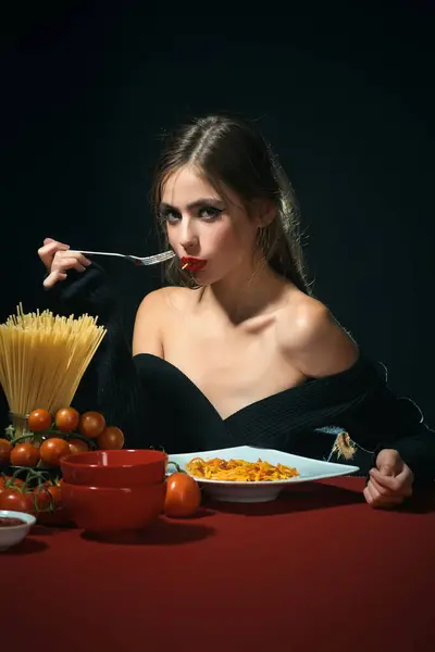 Sexig Kvinna Biter Sensuellt Tillagad Spaghetti Vanligtvis Snurrar Nudlarna Sensuell — Stockfoto
