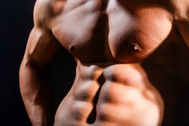 Mükemmel vücutlu bir erkek model. Baştan çıkarıcı eşcinsel. Seksi bir vücut. Güçlü, vahşi adam. Seksi çıplak erkek gövdesi. Adam kaslı karın kası gösteriyor. Altı paket karın kası. Erkek göbeğine uygun. Güçlü ve Güçlü Altılı Paket Abs