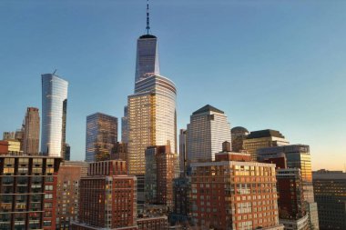 New York silueti. New Jersey 'den Manhattan manzaralı, New York gökdeleninden. New York 'un insansız hava görüntüsü. Büyük Elma. Hudson 'dan NYC panoraması. Şehir manzarası simgesi. Aşağı Manhattan NYC