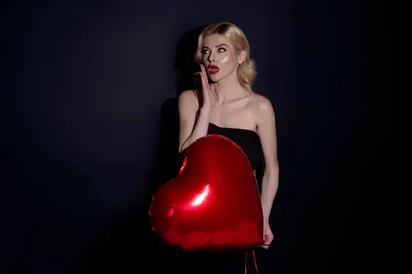 Aşk Sevgililer Günü Kalp Şeklinde Balon Tutan Güzel Kız Kırmızı — Stok fotoğraf