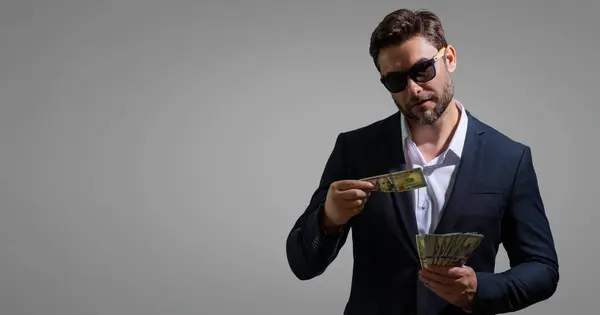 Mann Hält Bargeld Dollarnoten Vor Isoliertem Grauen Hintergrund Studioporträt Eines — Stockfoto