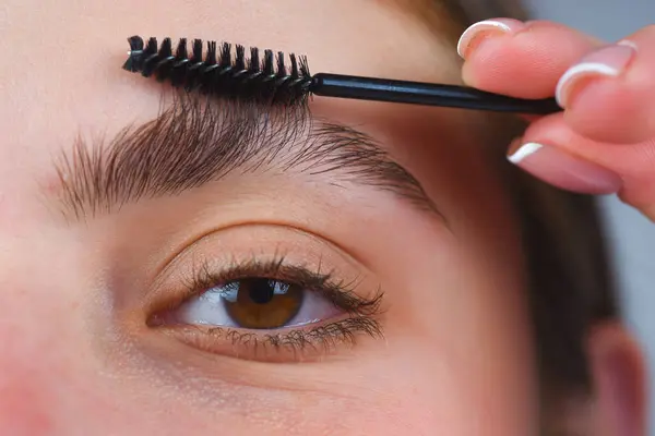 Perfekt Ögonbryn Närbild Kvinnan Som Får Ögonbrynssmink Makro Applicerar Kosmetika — Stockfoto