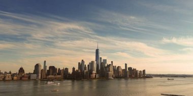 New York silueti. New Jersey 'den Manhattan manzaralı, New York gökdeleninden. Büyük Elma 'nın havadan görünüşü. Hudson 'dan New York Panoraması. Şehir manzarası simgesi. Aşağı Manhattan New York