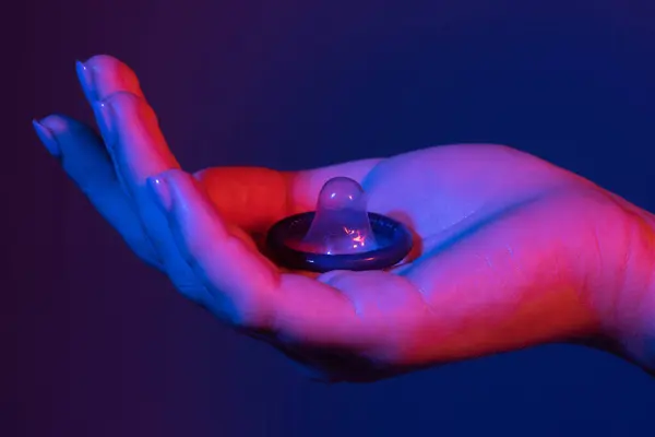 Condoom Hand Van Een Vrouw Anticonceptie Condoom Veilig Seks Concept — Stockfoto