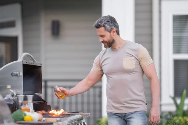 西班牙裔人在后院烧烤做饭 厨师准备烧烤 烤肉主厨一个英俊的男人在准备烧烤 烧烤肉 烤肉和烧烤 — 图库照片