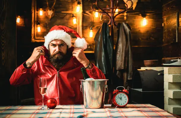Brutal Masculine Bearded Santa Man Clock Champagne Getting Resdy Meet — Stock Photo, Image