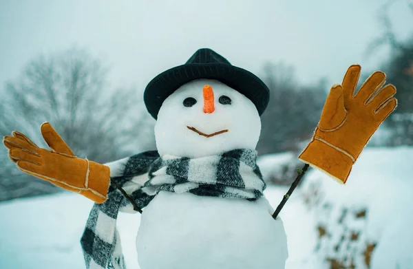 クリスマスの雪だるまはスカーフでクローズアップ 年賀状 白雪の背景にクリスマス雪だるま 冬のクリスマスの風景に立って幸せな雪だるま — ストック写真