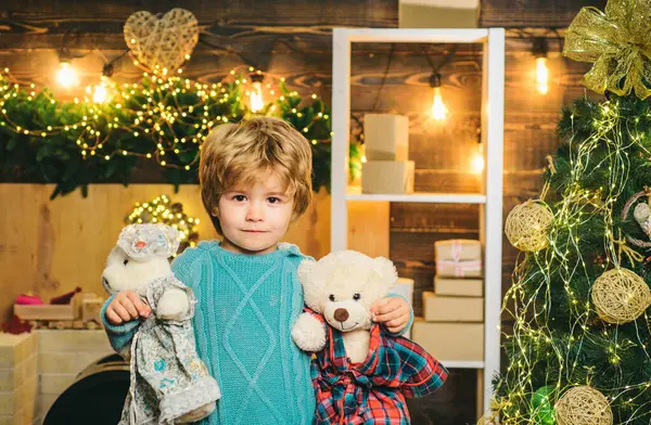 テディベアと幸せなクリスマスの子供 クリスマスを祝うかわいい子供たち クリスマスのお祝いの休日 — ストック写真