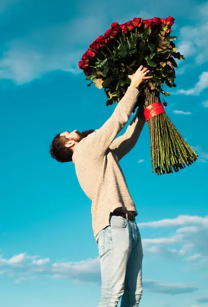 拿着一大束玫瑰的男人庆祝情人节和浪漫的礼物 帅哥拿着一束大红玫瑰 情人节送花给情人的帅哥 — 图库照片