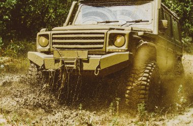 En iyi Off Road Araçlar. Off-road yarışlarında çamur ve su sıçraması. Çamurlu bir tarlada izler. Sefer offroader. Drag yarış arabası lastik yakar. Aşırı. Off-road araba