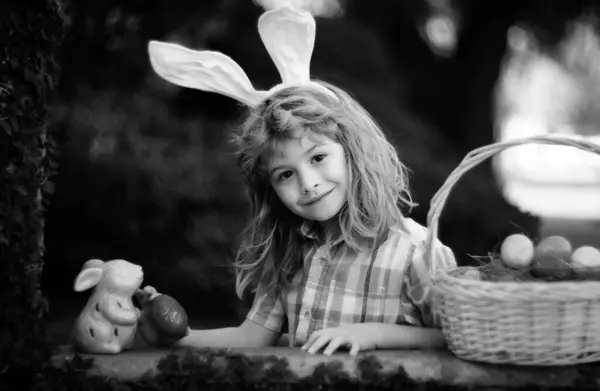 Paskalya Tavşanı Çocuklar Bahçede Tavşan Kulaklı Paskalya Yumurtası Avlıyorlar Yumurta — Stok fotoğraf