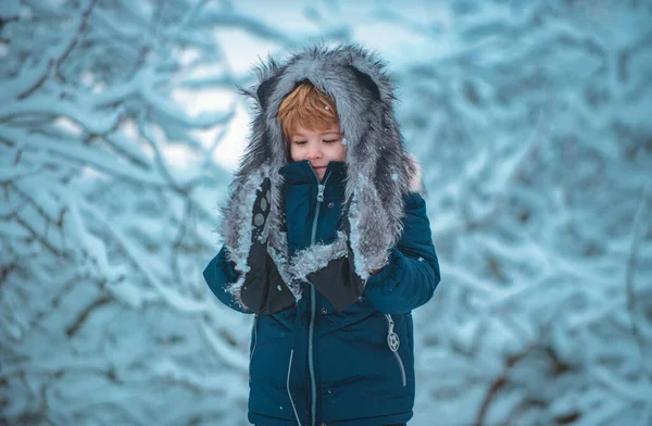 Дети Веселятся Белом Снежном Поле Против Снежных Деревьев Детский Зимний — стоковое фото