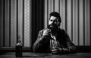 Viski, konyak, konyak içen bir adam. Degukasyon ve tatma. Bir bardak konyaklı adam. Bir bardak viskiyle sakallı hippi. Geleneksel viski - beyefendi içeceği