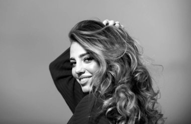 Güzellik salonuna gülen bir kadın. Güzel, gülümseyen, doğal saçlı bir kızın portresi. Kadın portresi. Sağlıklı yüz derisi, cilt kozmetiği