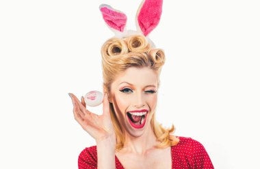 Öp ve göz kırp. Paskalya kartları. El ile renk Paskalya yumurtaları. Kutlayan Paskalya bunny kulaklar tatlı çok güzel kız. Bunny kadın. Tavşan kulakları Paskalya yumurtası ile pinup kadında